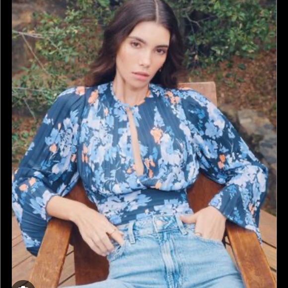 Dynamite pleated wrap top blue with flowers - Size S - Picture 2 of 2